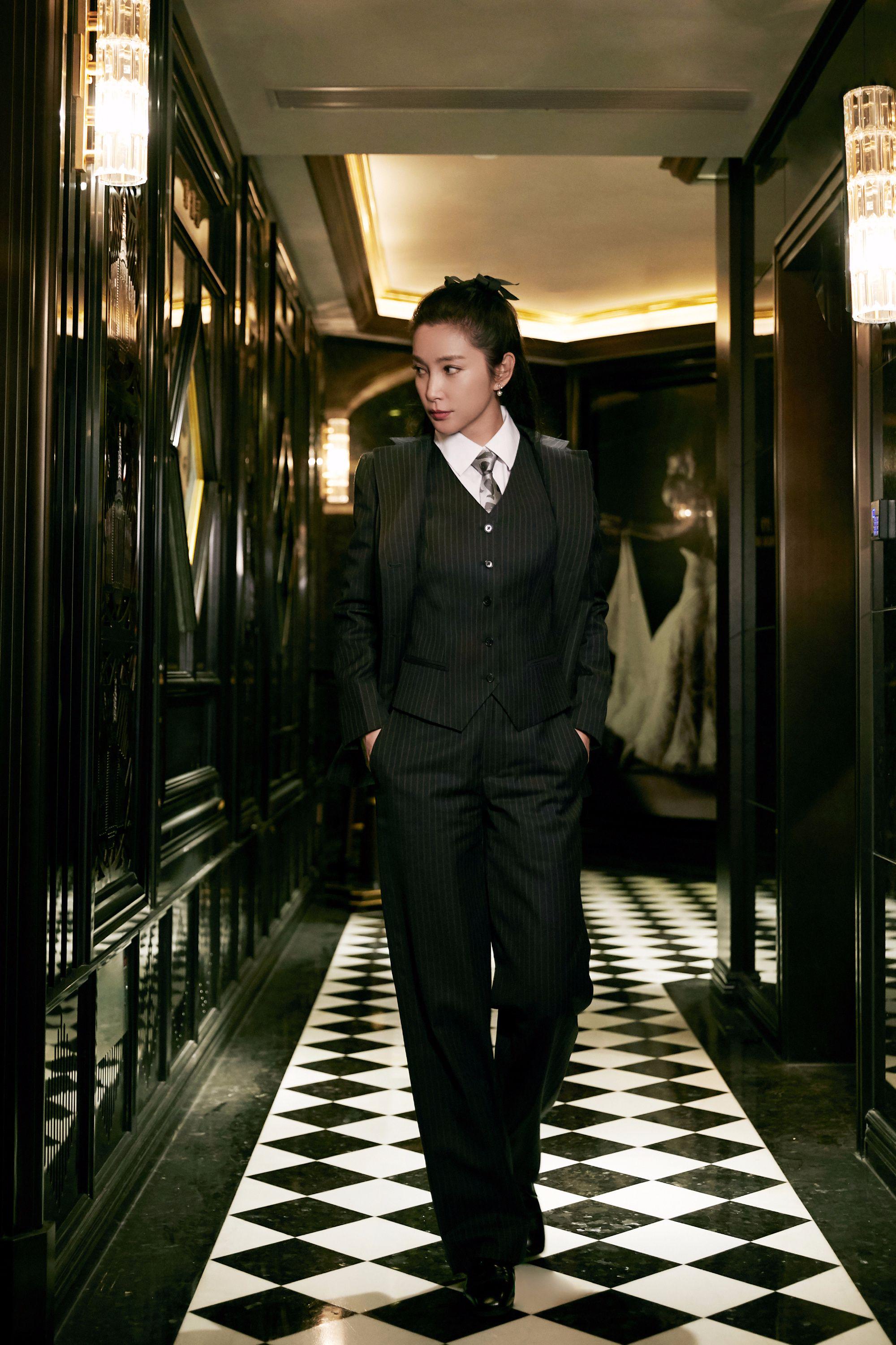 西装马甲三件套太有型,李冰冰登综艺节目,和老人其乐融融