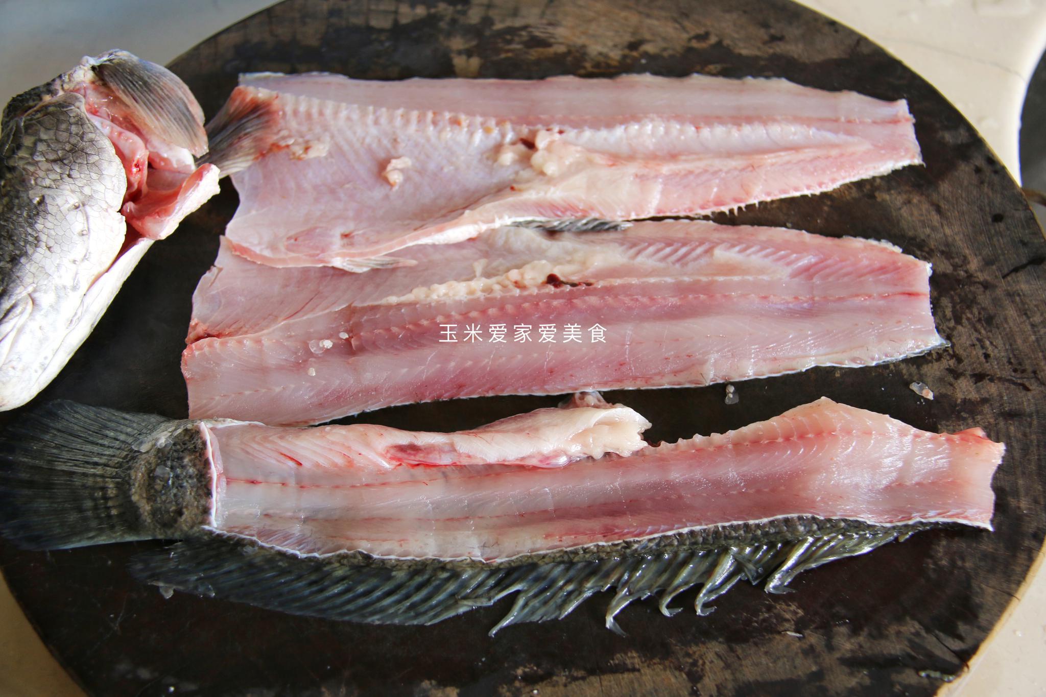 3,接着把黑鱼处理干净,顺着鱼骨片下鱼肉,片下鱼肚的小刺.