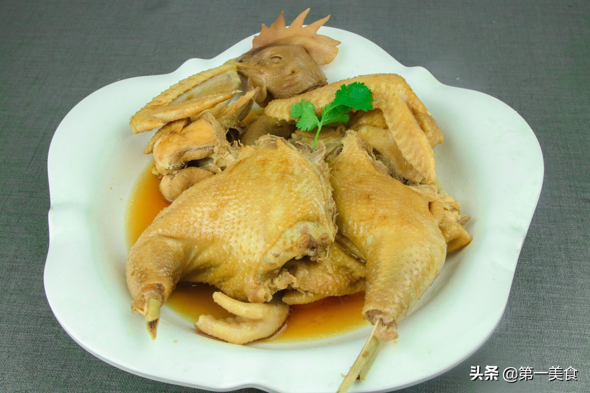 厨师长分享家常清蒸鸡做法,鸡肉爽滑细腻无腥味,营养价值高