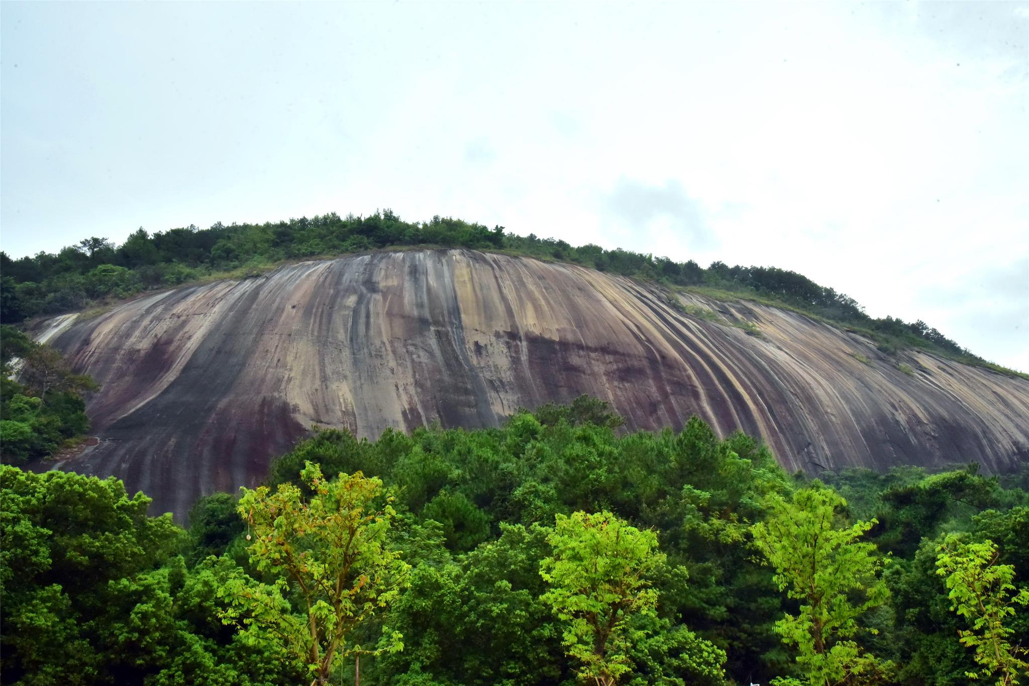 景区包括龙山溶洞,大斑石,千层峰等著名景点,封开还有十里画廊,贺江
