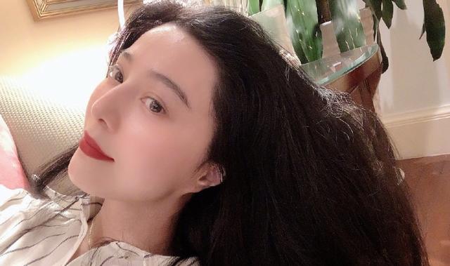 范冰冰对于她的颜值十分自信,虽说自拍时的角度刁钻,但是侧仰拍镜头下