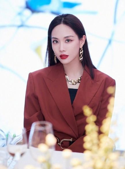 王霏霏越穿越有范!长西装配开叉裙简约大气,整体配色也很高级