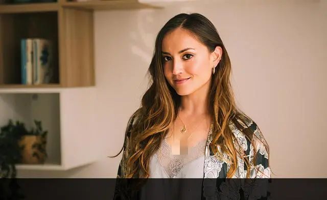 mandy罕见露面穿碎花裙端庄温柔生3娃后四肢纤瘦不输洗米嫂