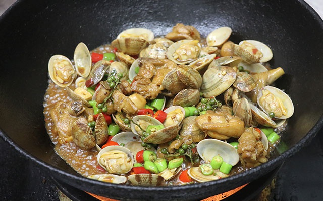 家常菜鲜椒花甲鸡,鸡肉鲜嫩入味,花甲不腥无泥沙,下饭下酒