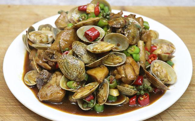 家常菜鲜椒花甲鸡,鸡肉鲜嫩入味,花甲不腥无泥沙,下饭下酒