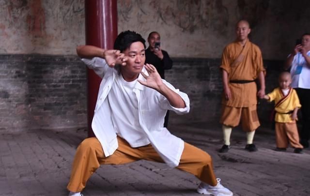 王宝强罕见现身少林寺再秀少林功夫现场扎马步打拳基本功过硬