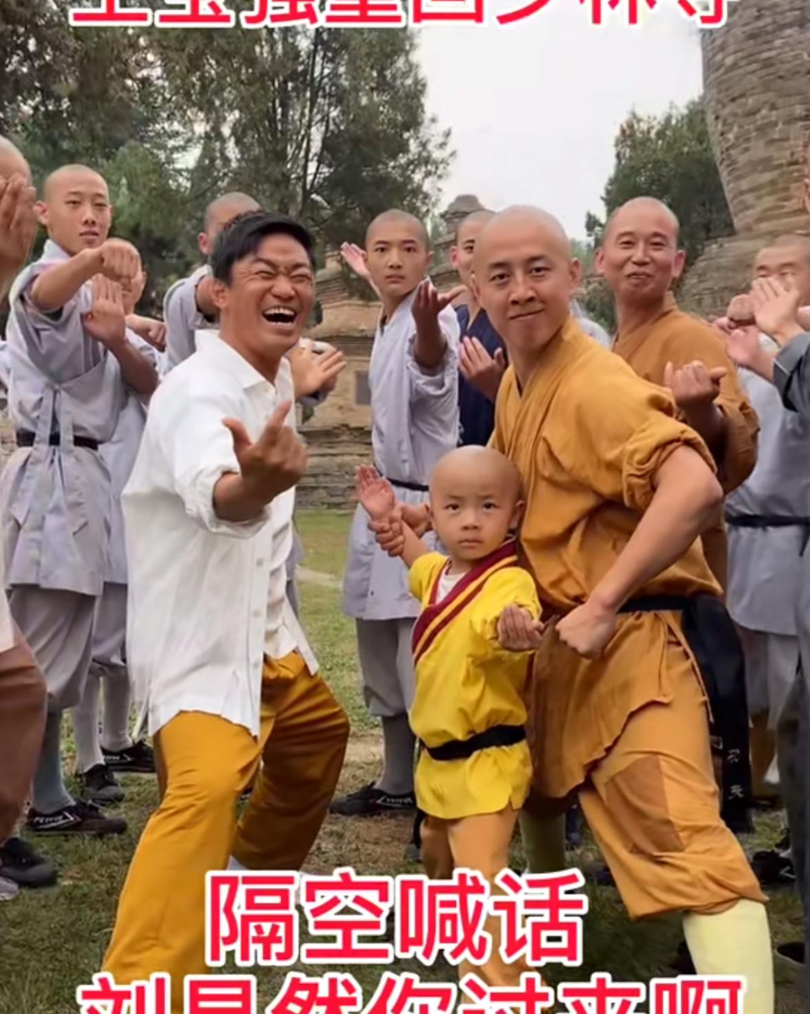 王宝强重回少林寺展现功夫引众多师兄弟围观回忆满满