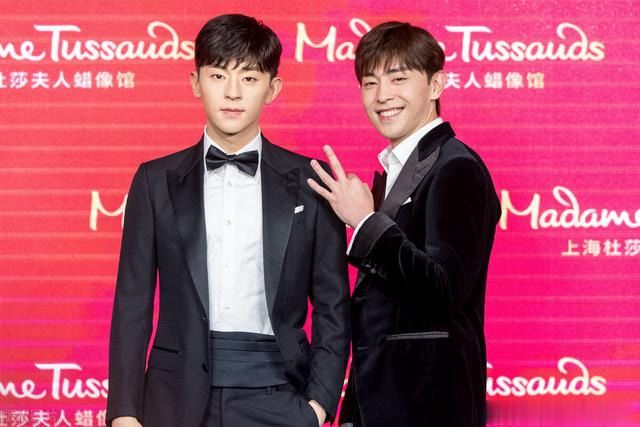邓伦一袭正装现身上海杜莎夫人蜡像馆,和自己的蜡像合影比帅气