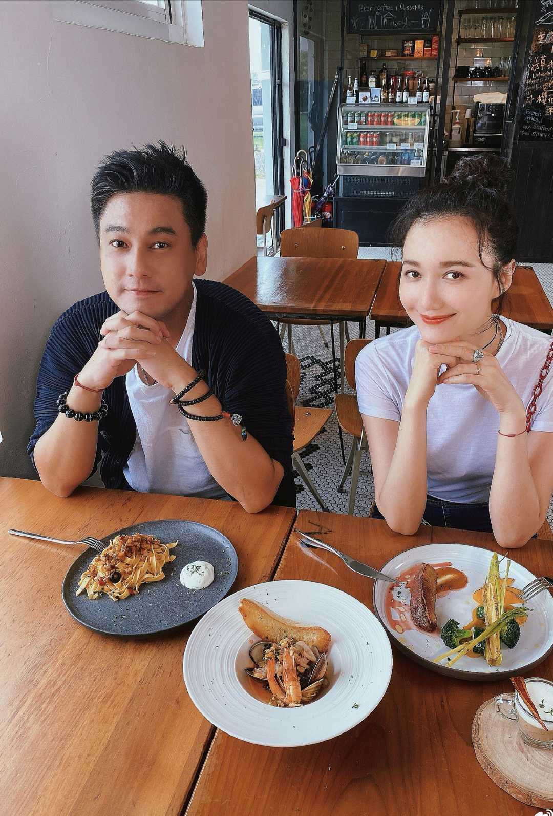 朱孝天与老婆韩雯雯配一脸,都穿白t恤配牛仔裤去旅游,让人羡慕