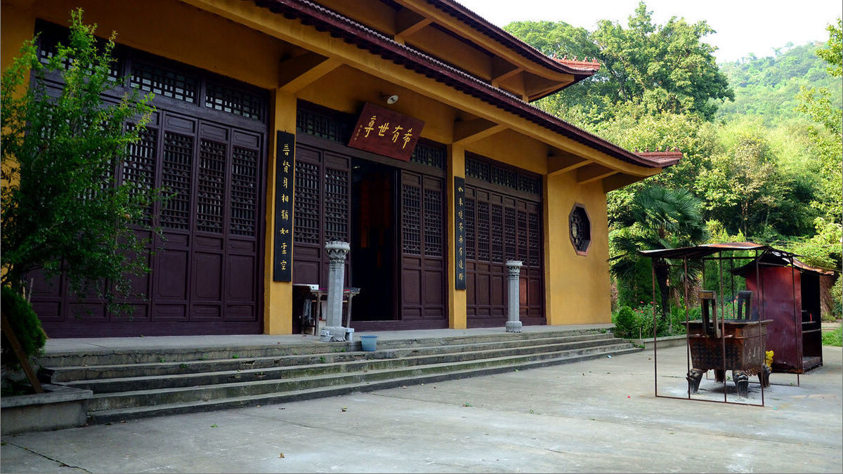 兜率寺是前后院四进式的建筑,一共有四进主体建筑,第一进是天王殿,在