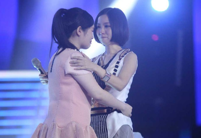 张碧晨连续6年为姚贝娜庆生,曾直言很喜欢她的歌,遗憾从未见面