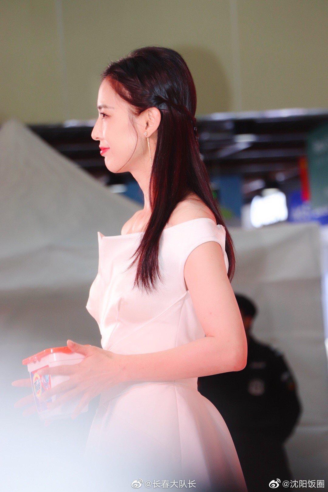 黄圣依今日在欧亚卖场出席品牌活动