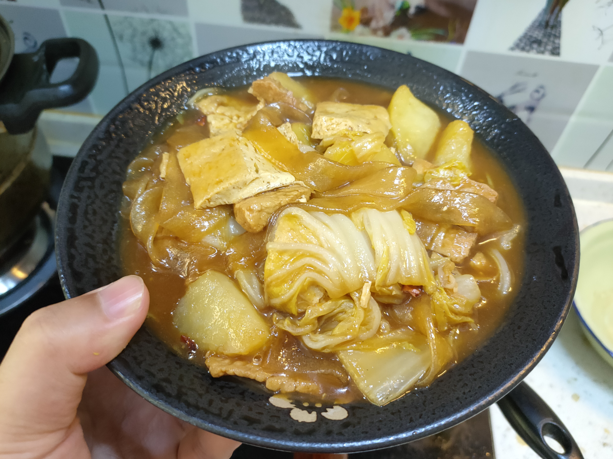 天气转凉后,北方应季的大白菜和土豆上市了,每次去菜市场总会买上一些