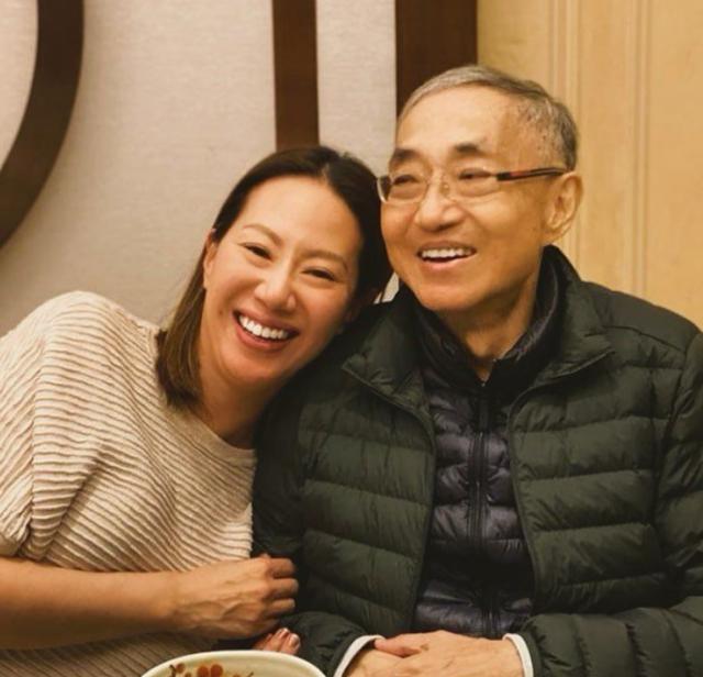 甄子丹老婆汪诗诗晒合照怀念父亲,"钻石大王"抗癌2年遗憾离世