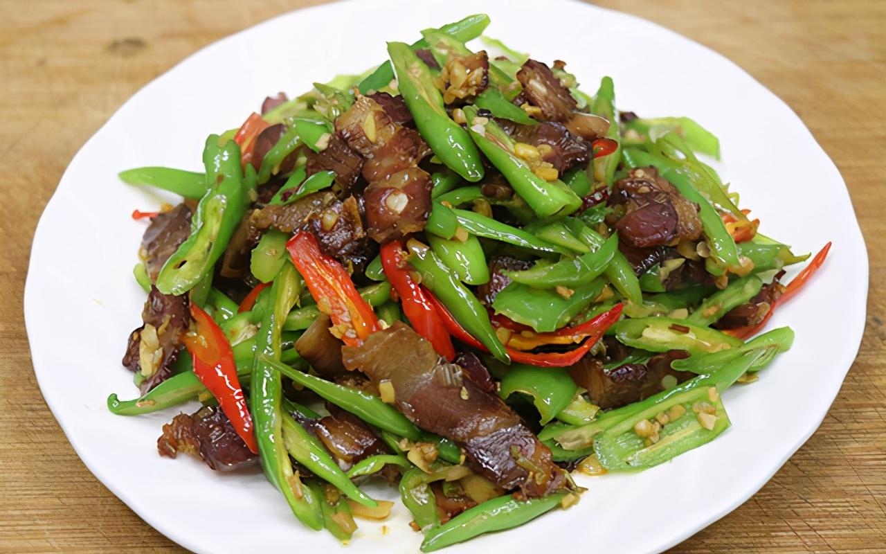 家常小炒,青椒炒腊肉,青椒脆嫩鲜亮,腊肉鲜香不腻,下酒又下饭