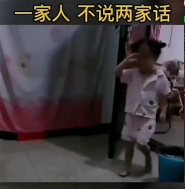 女儿被妈妈打后去找爸爸告状,爸爸的一句话,让女儿哭得更大声了