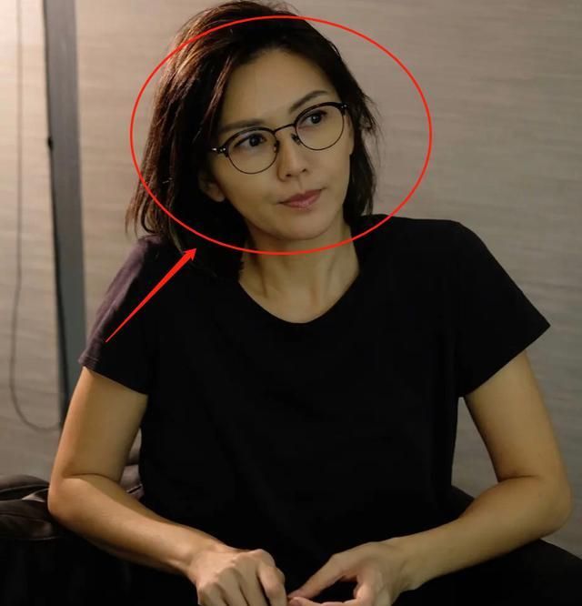 孙燕姿素颜直播不开美颜,没有了八级磨皮滤镜后,这确定有42岁?