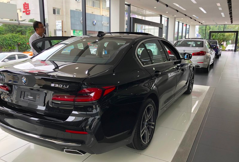 2021款宝马5系实车到店黑色车身很获赞配20t