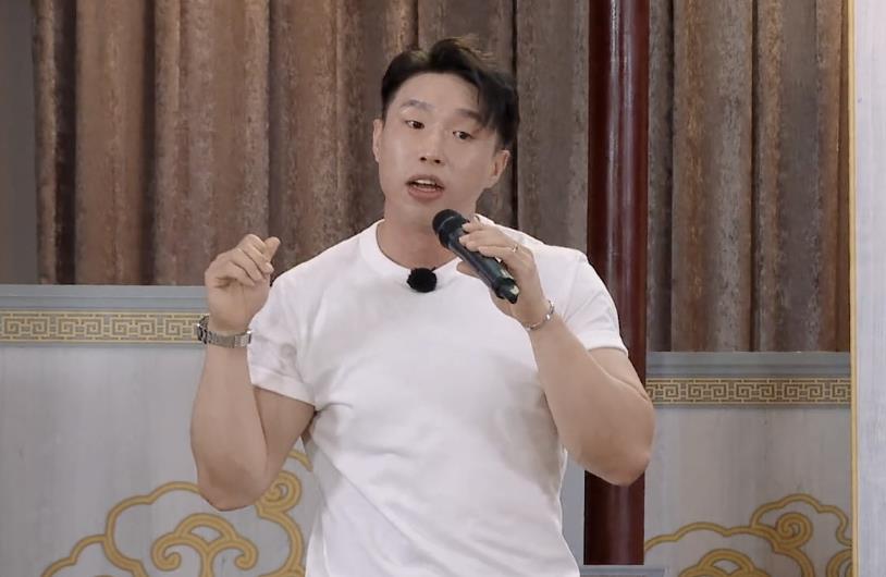 德云社烧饼惨遭打脸节目中花式秀恩爱在家却被赶到客厅睡觉