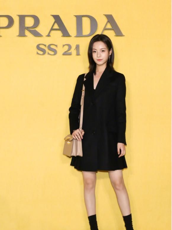 不吸烟的李庚希瘦太多,长袜直接掉成"堆堆袜",这腿细得惊人