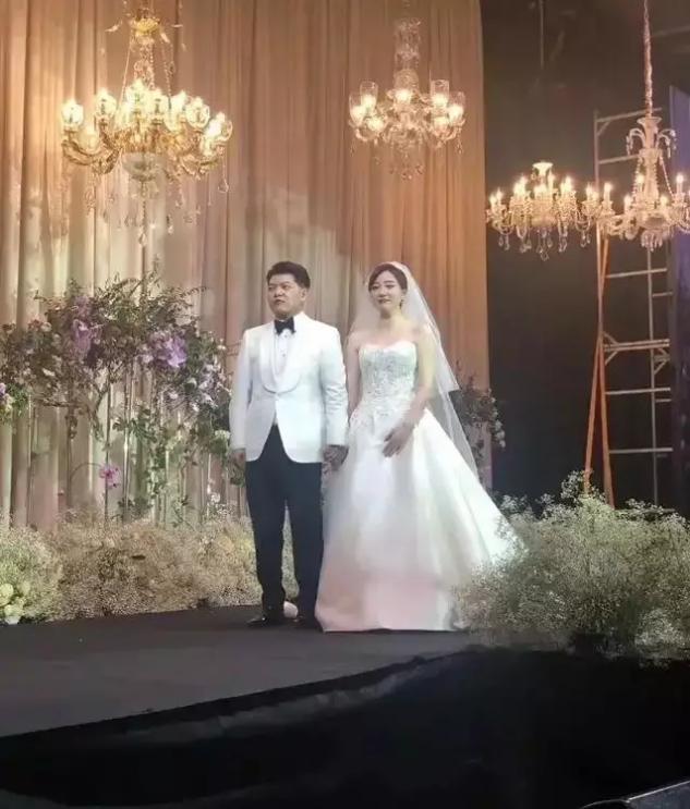 也是呆呆萌萌,胖乎乎的小圆脸让人忍不住想要捏一下,余声生完宝宝后