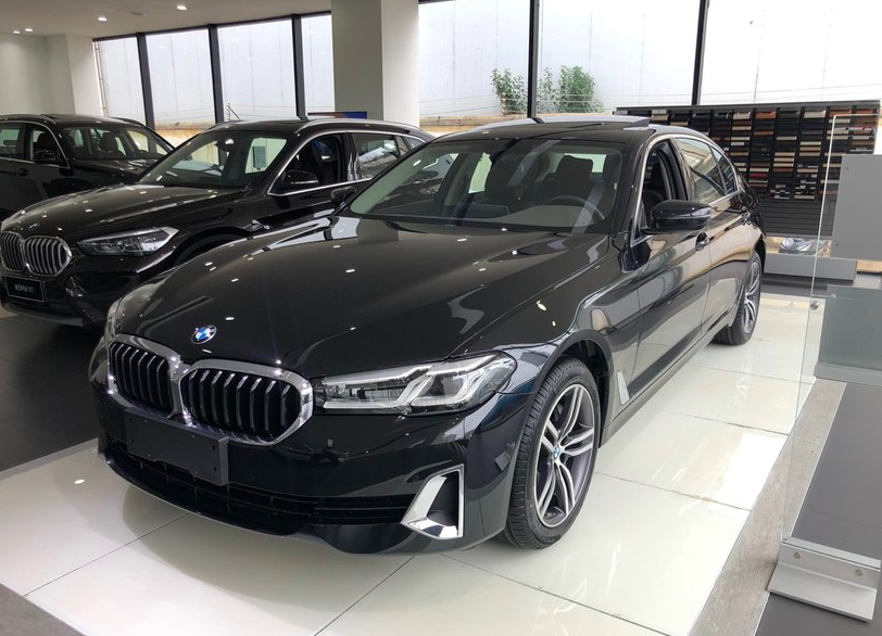 2021款宝马5系实车到店黑色车身很获赞配20t