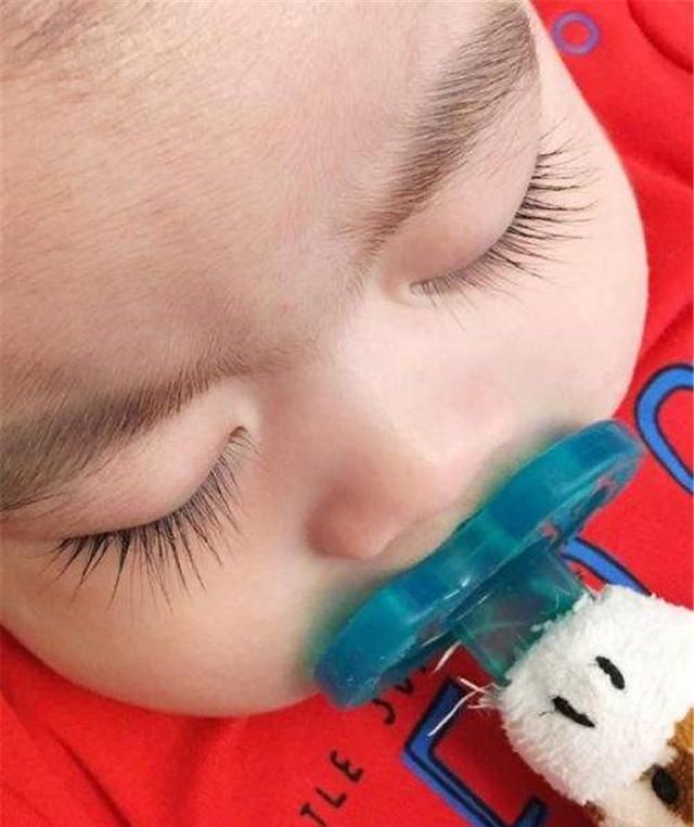 8岁儿子整天叼着奶嘴不放,母亲无奈求医,医生:恕我无能为力