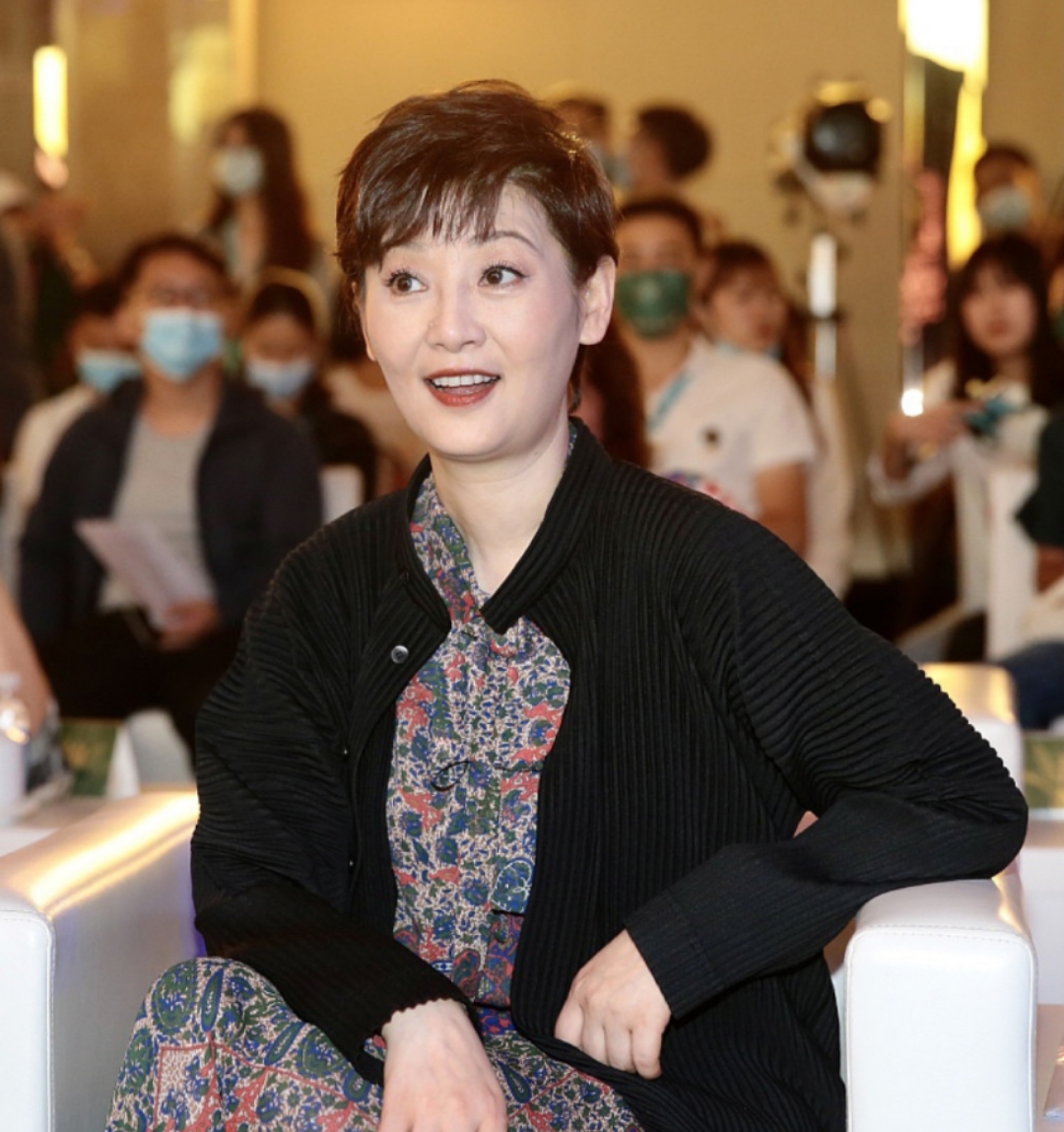 说徐帆像少女就言过其实了,但穿碎花裙搭高跟鞋,看着确实年轻