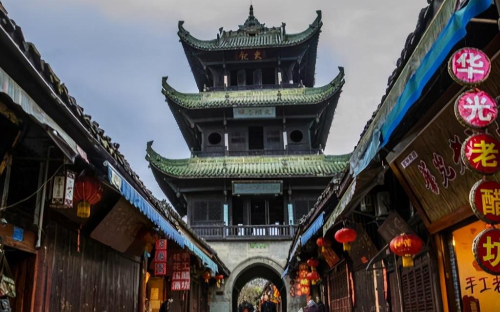 也是中国四大古城之一,距今已有2300多年的建城史,景区总面积达4