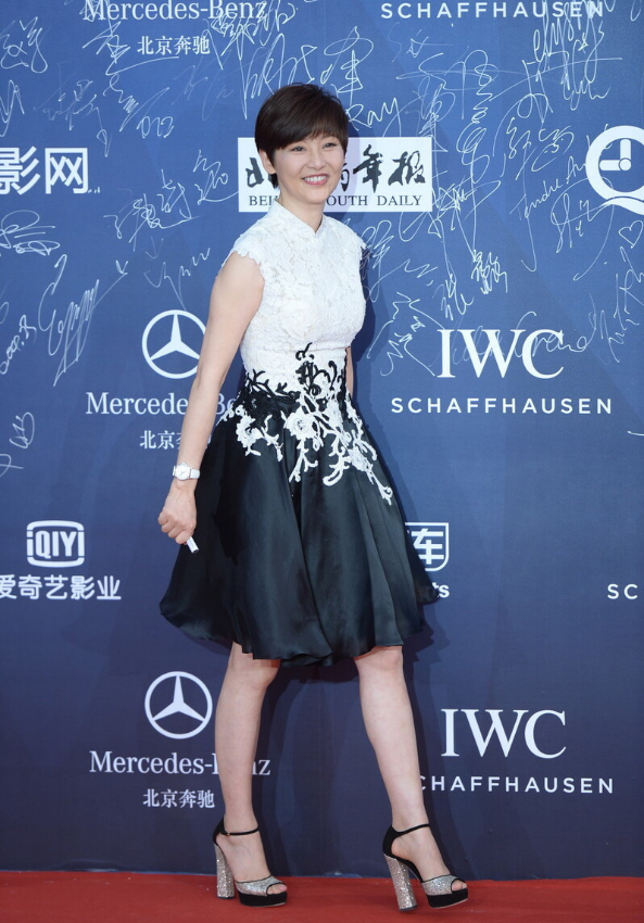 说徐帆像少女就言过其实了,但穿碎花裙搭高跟鞋,看着确实年轻