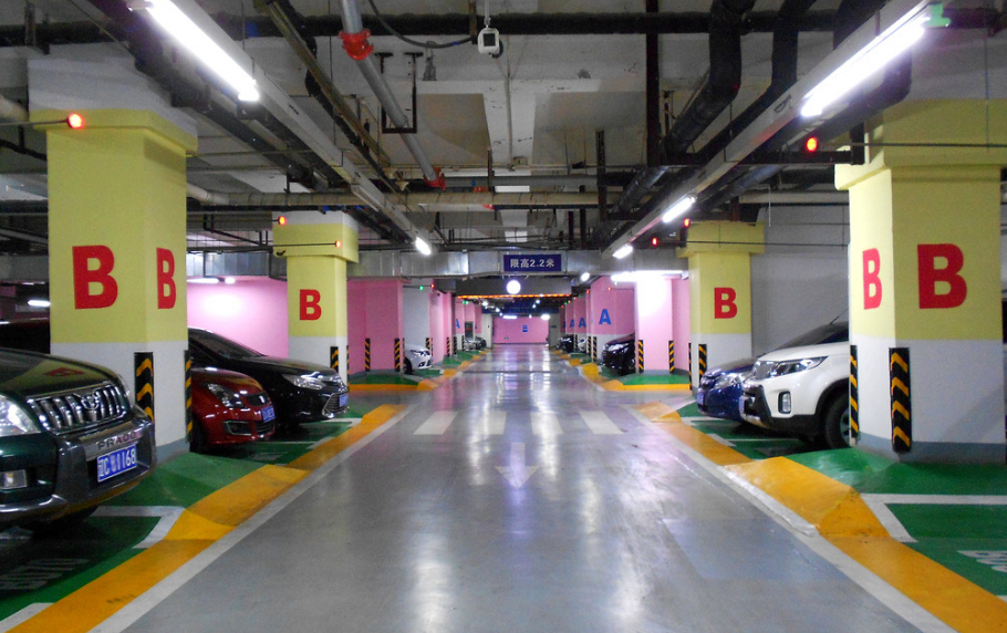 停车3小时缴费19260! 男子缴费后举报, 工作人员: 你停的时间长