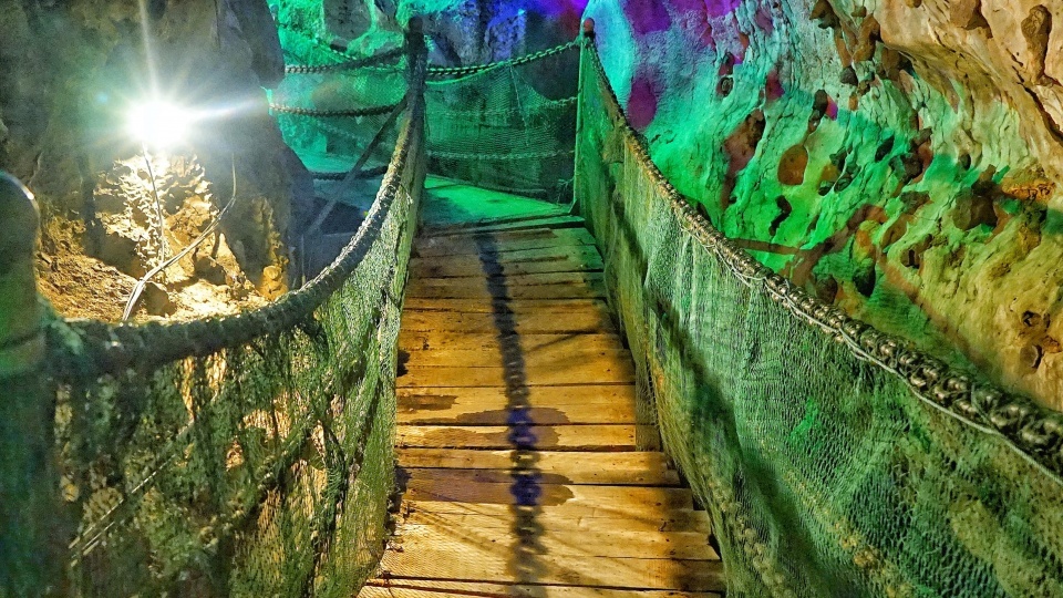 以雄,奇,险,幽著称,堪称"江北第一大洞",还有一个千古之谜