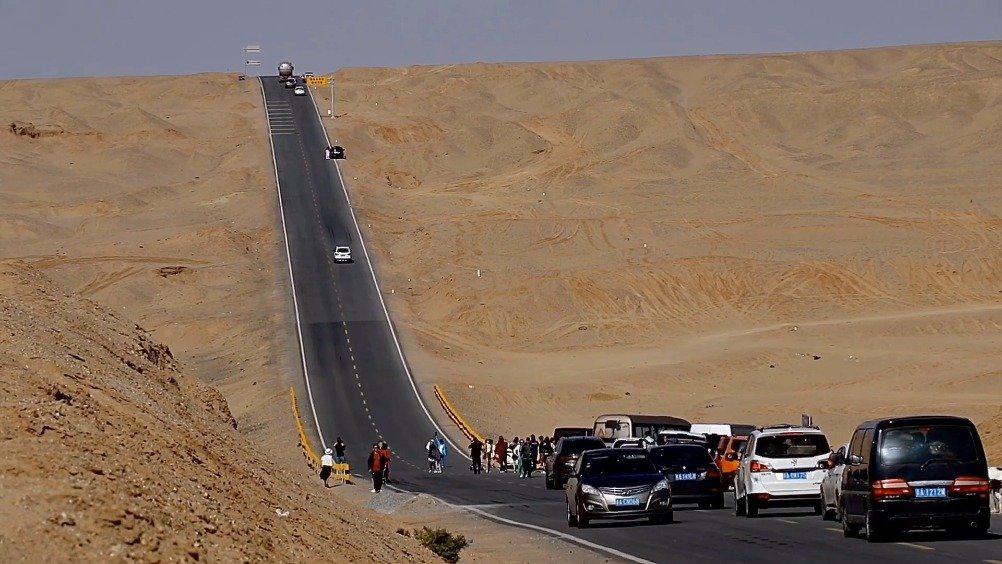 最美国道g315u型公路,这条路可以看到雅丹的地貌,丹霞地貌