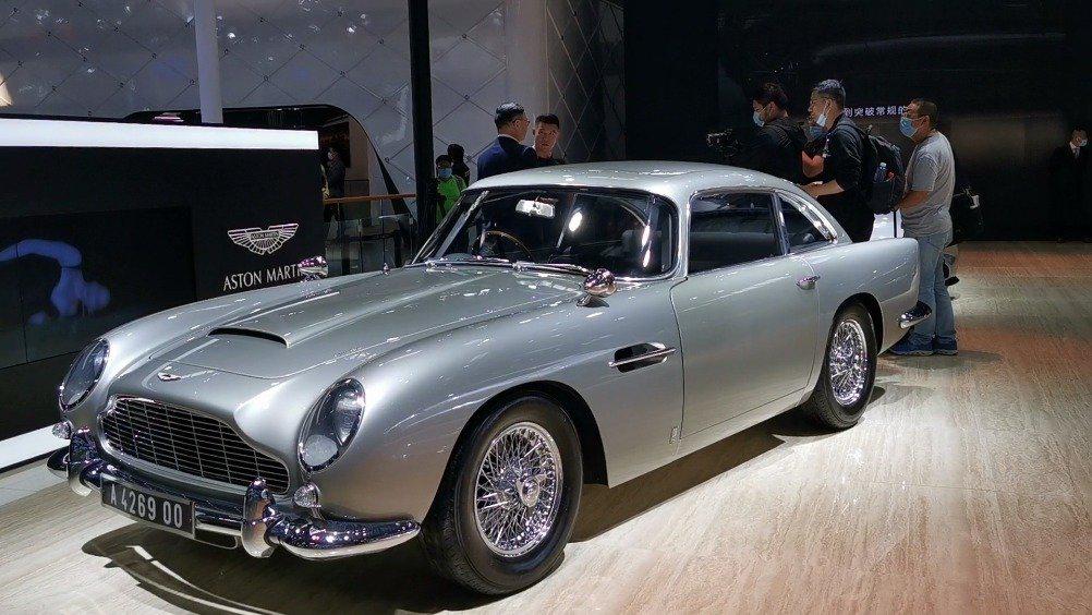 阿斯顿·马丁展台的db5,1964年《007 金手指》的道具车
