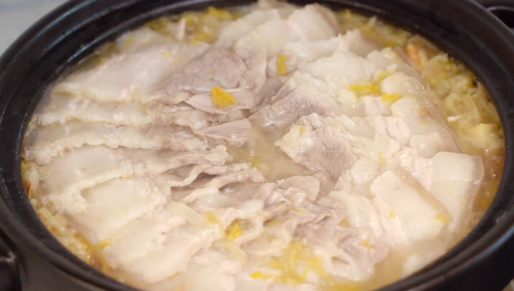 酸爽开胃又解腻,大人小孩都爱吃,汤汁都不剩|五花肉|酸白菜|酸菜_新浪