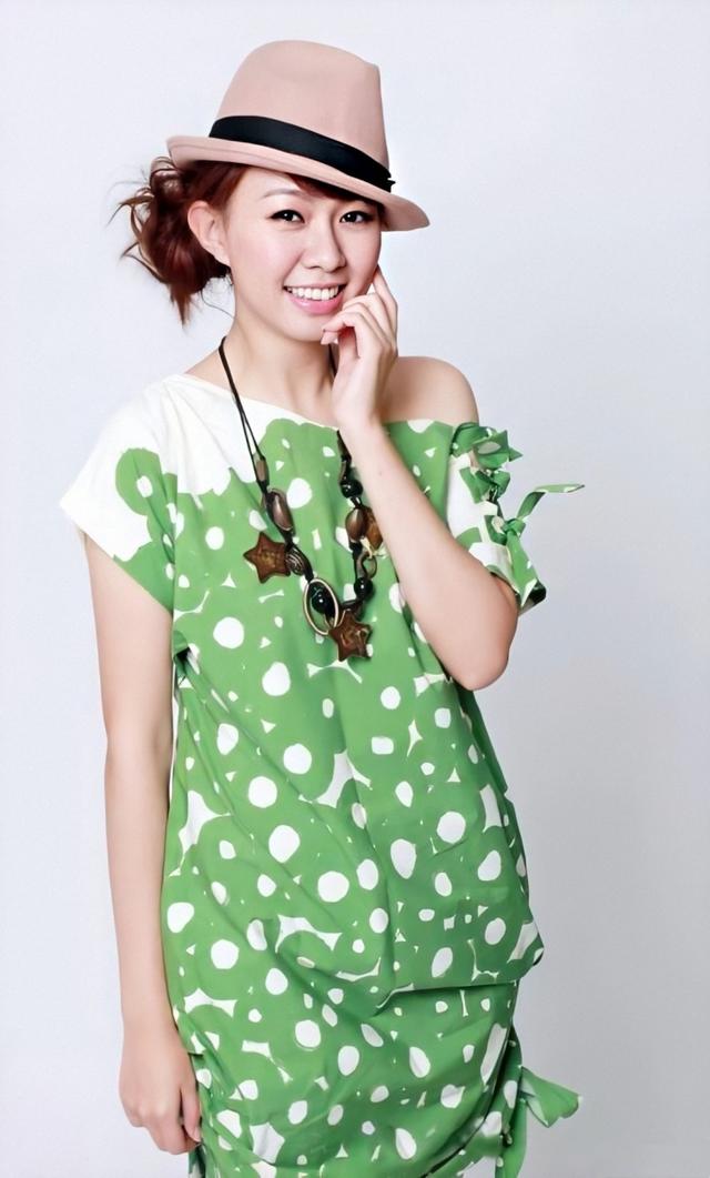 这个时候的卓依婷正在一个圈外的小店里休养身体,对这一切都一无所知.