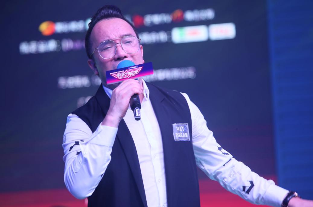 (图十四,中国内地男歌手 雷龙 献唱《没有钱你会爱我吗》)