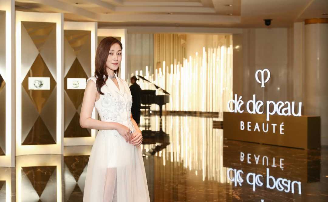 万绮雯近照太惊艳了穿白色西装纱裙配长卷发49岁不见老