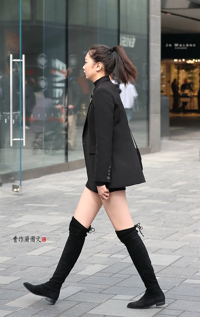 街拍肉色丝袜美女升华肌肤真颜色