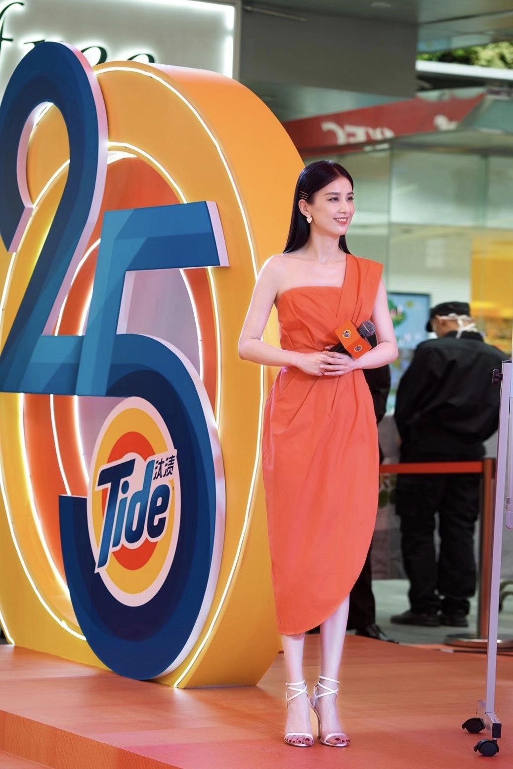 黄圣依活动最新造型,橙色礼服裙一侧吊带,明艳减龄又个性