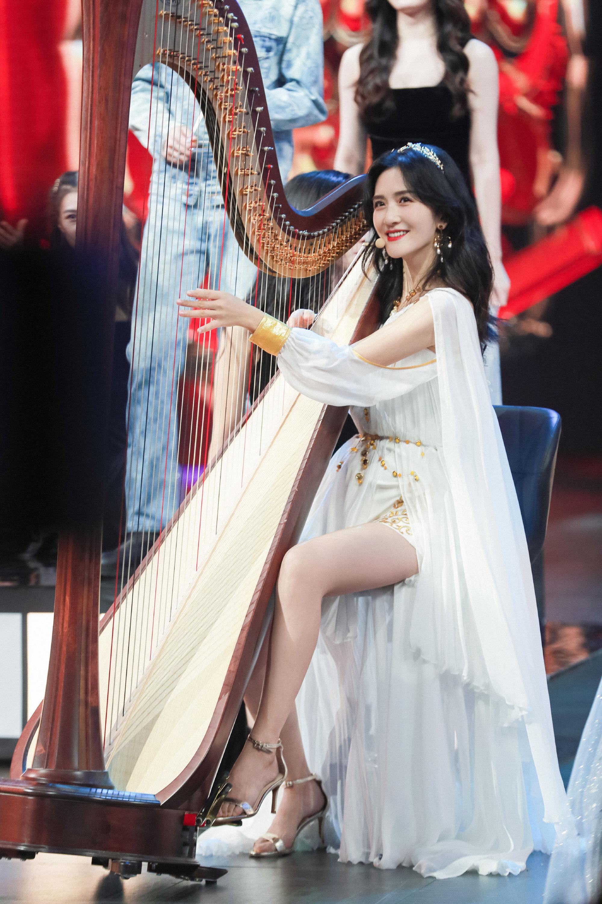 张杰晒一家四口合照两女儿梳麻花辫超可爱谢娜跳女团舞a到爆