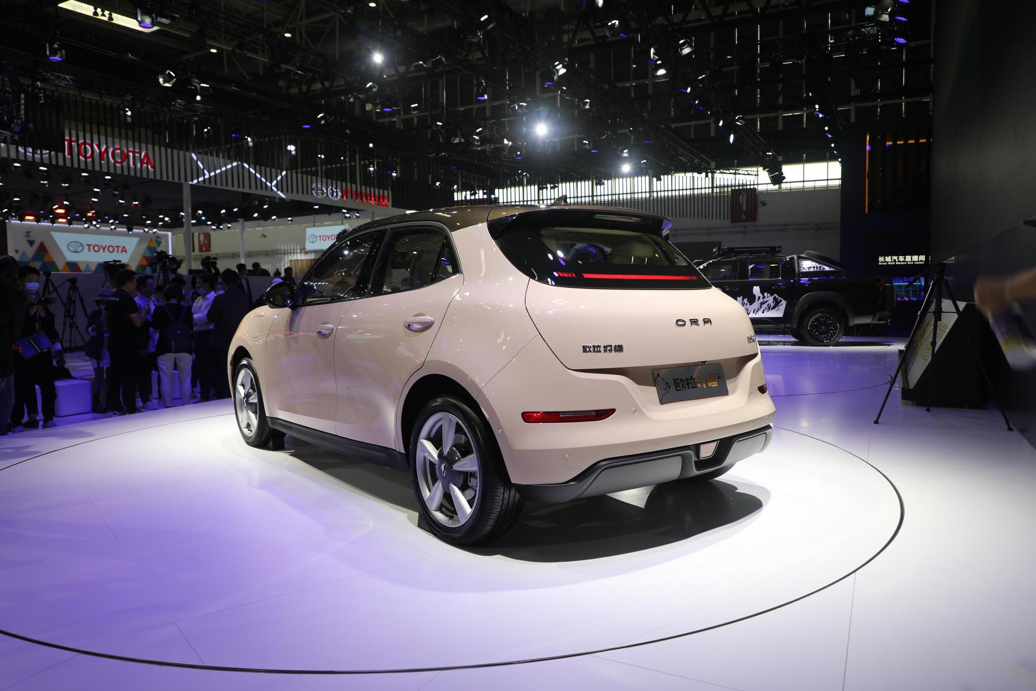 虽然定位为小型纯电动suv,但是新车车尾处仍然配备了扩散器,小尾翼等