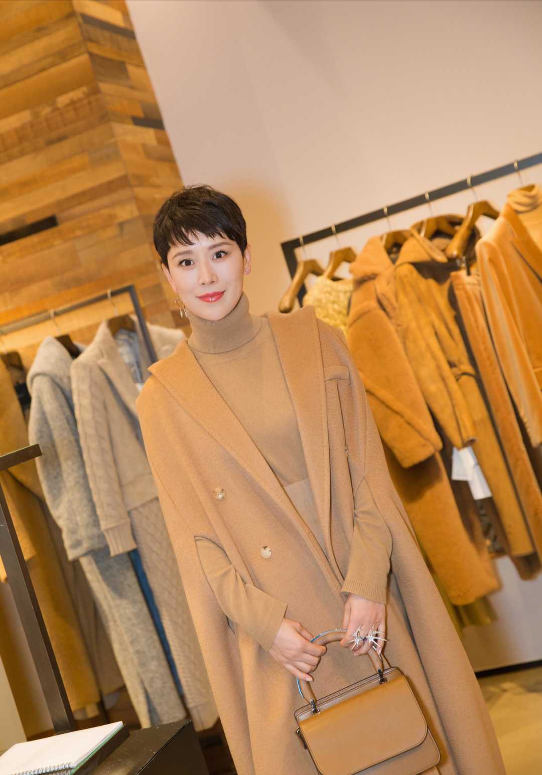"超模"吕燕气质到骨子里,穿驼色连体裤配短发,比美女还迷人