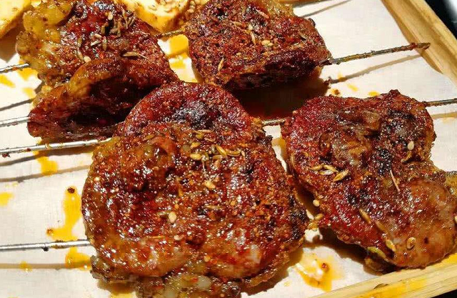 老板一看就知你是内行,不敢坑你|烧烤摊|烤鱼|羊腰子_新浪新闻