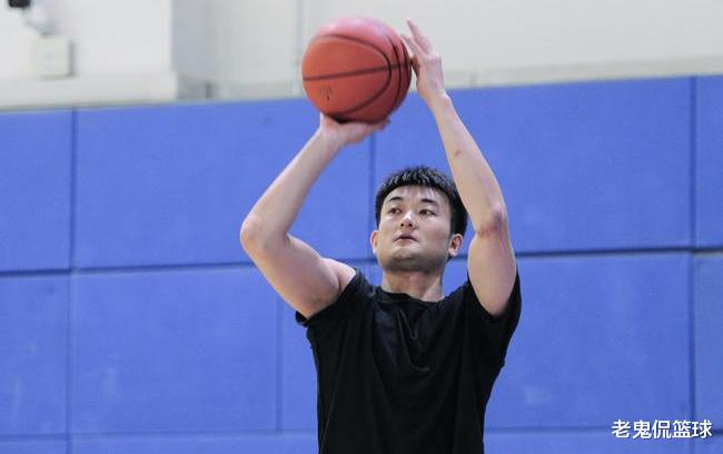 报道中,记者李翔带领球迷们重温了丛明晨从出道到如今的职业生涯