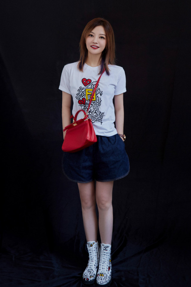 炒作?对新恋情传闻置之不理,44岁赵薇狂秀青春感颜值身材在线