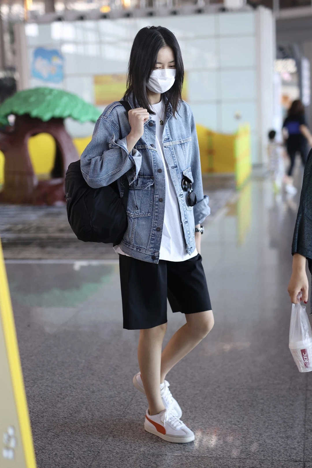 许晴太会赶时髦了,剪了短发一身牛仔打扮,配中筒靴美到骨子里