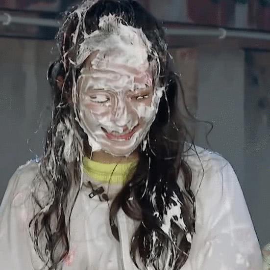 互相用蛋糕糊脸,可以看得出来现场真的"惨不忍睹"每个人都带着奶油,而