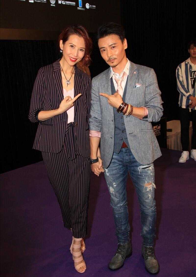 蔡少芬张晋合体亮相,穿条纹西装套装好飒,张晋英伦风造型帅呆了