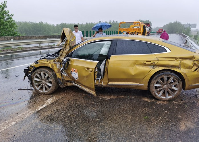 大众cc失控撞上护栏主副气囊未弹网友这是要步帕萨特后尘